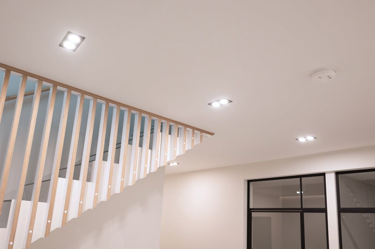 Le cornici dei TuplaKantteleuchtungnten si abbinano al colore dei telai delle porte. © LedStore.fi